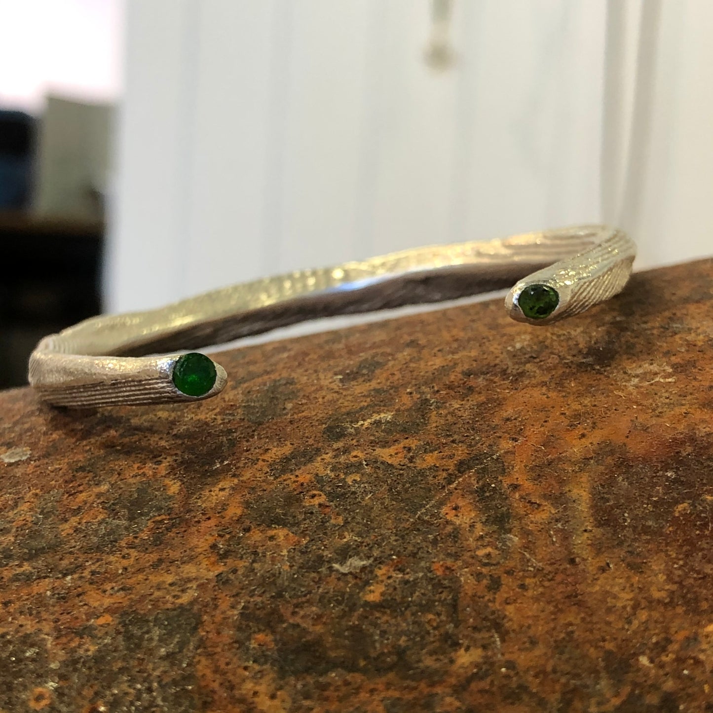 Armband silber Sepia Guss mit Turmalin & Saphir Stein in der Middel