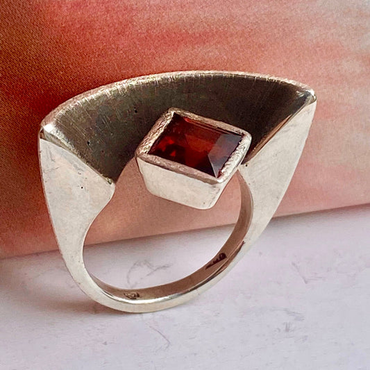 NUN Ring Garnet Edition