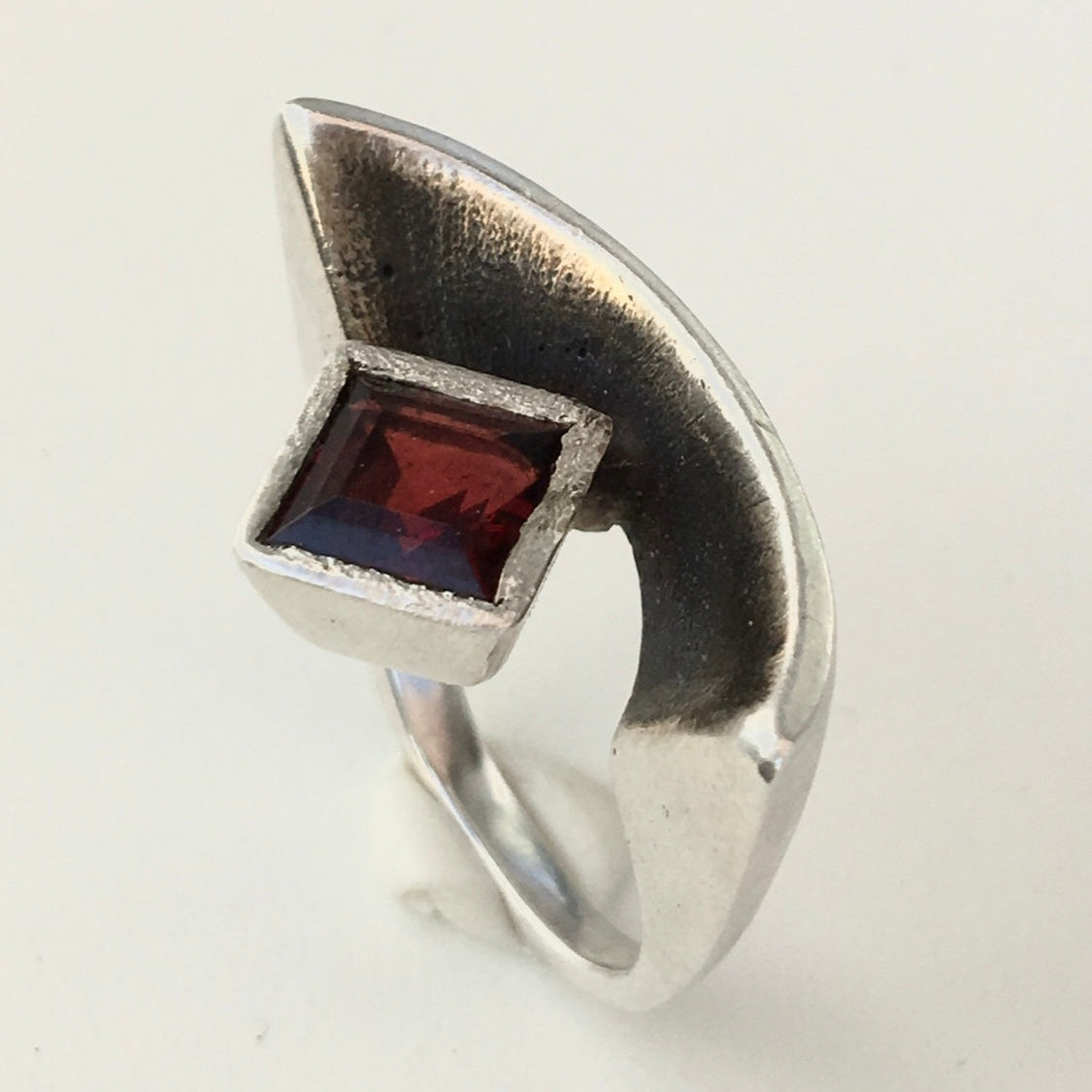 NUN Ring Garnet Edition