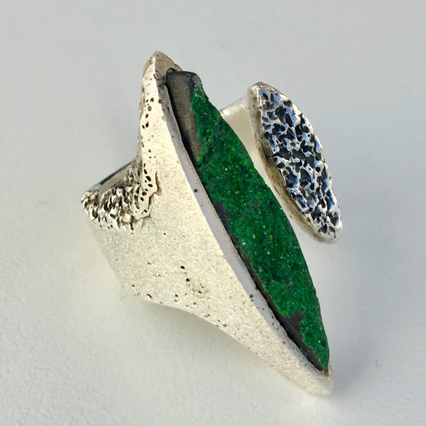 LIBERTÉ Ring Uvarovit Granat Edition