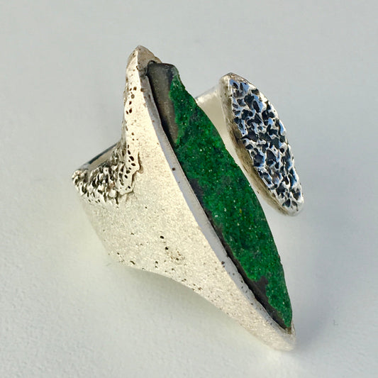 LIBERTÉ Ring Uvarovit Granat Edition