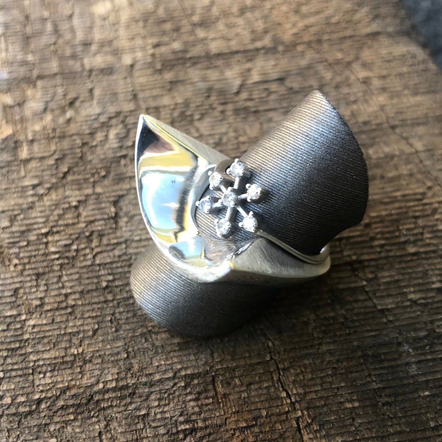NUN Ring Diamond & White Gold Edition