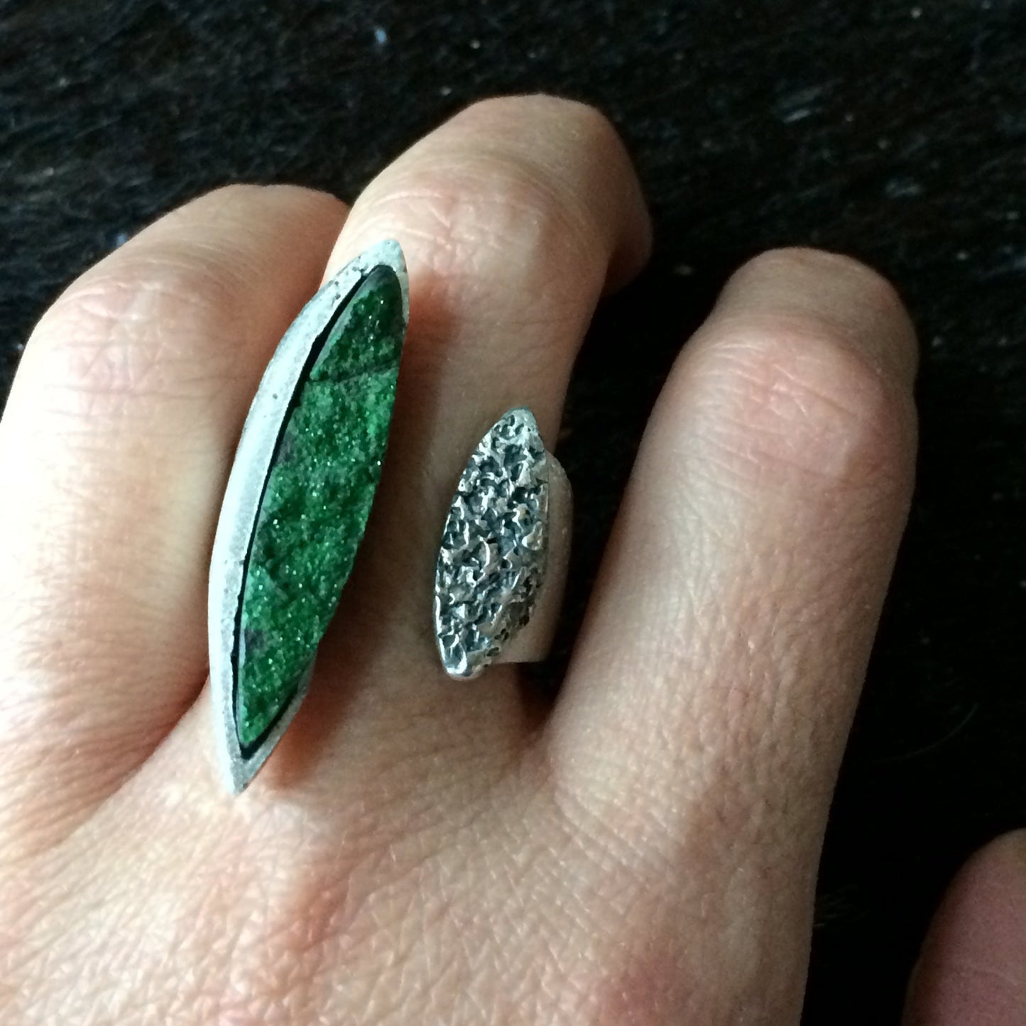 LIBERTÉ Ring Uvarovit Granat Edition