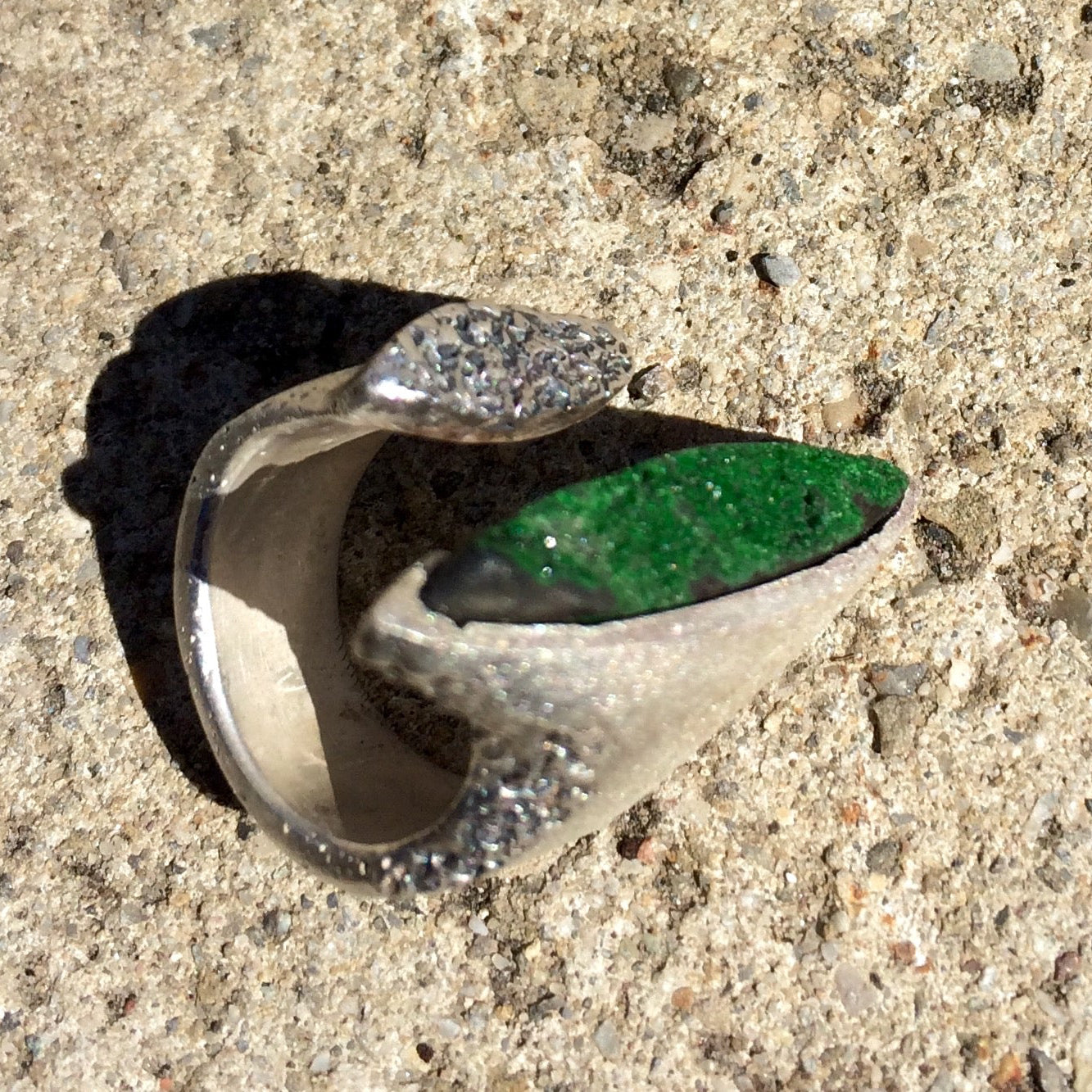 LIBERTÉ Ring Uvarovit Granat Edition