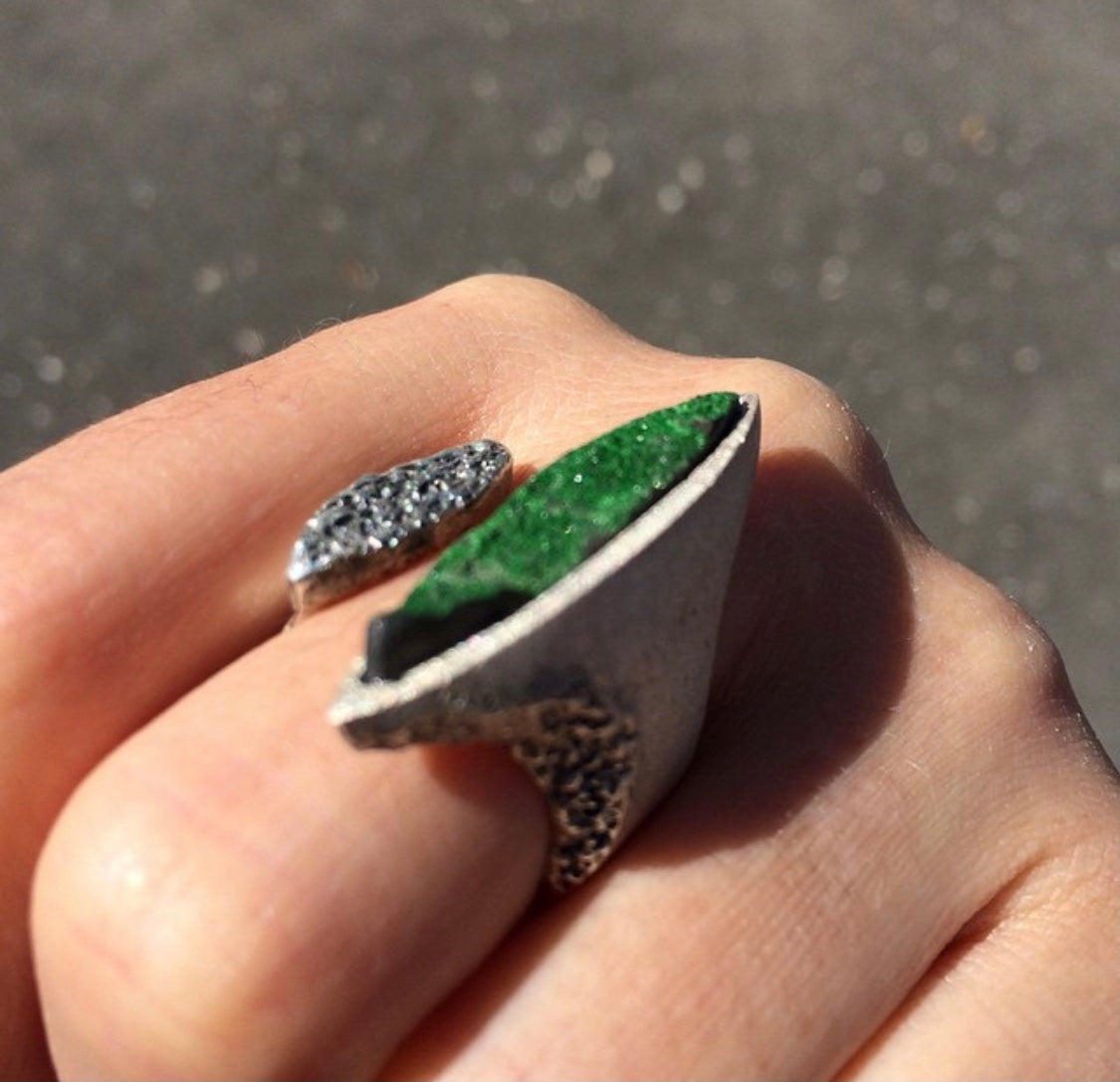 LIBERTÉ Ring Uvarovit Granat Edition