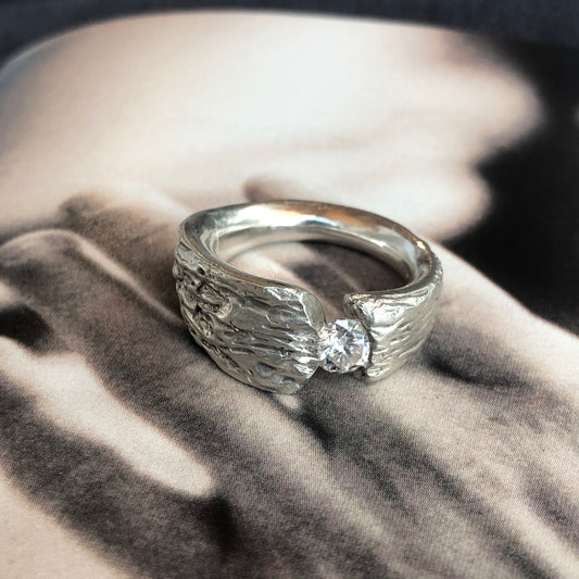 Ehering 750  mit Diamanten