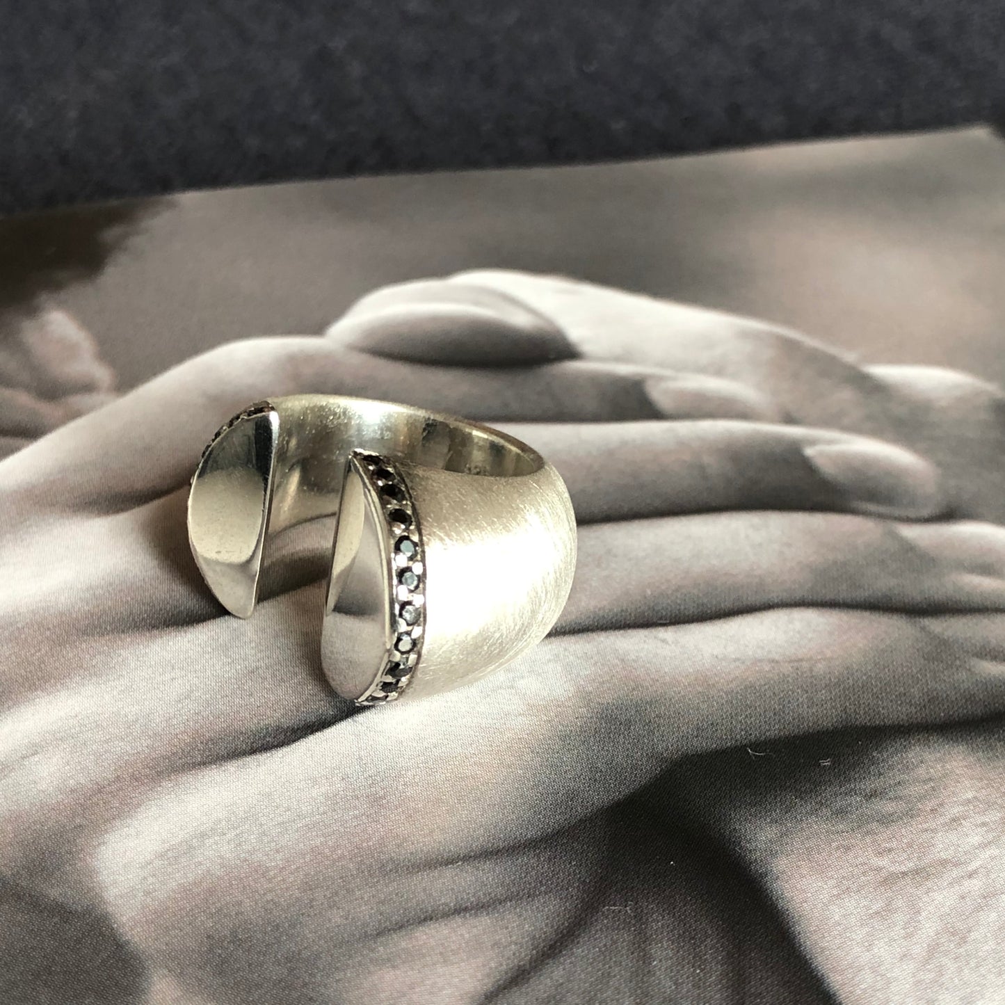 LIBERTÉ Ring Round Edition
