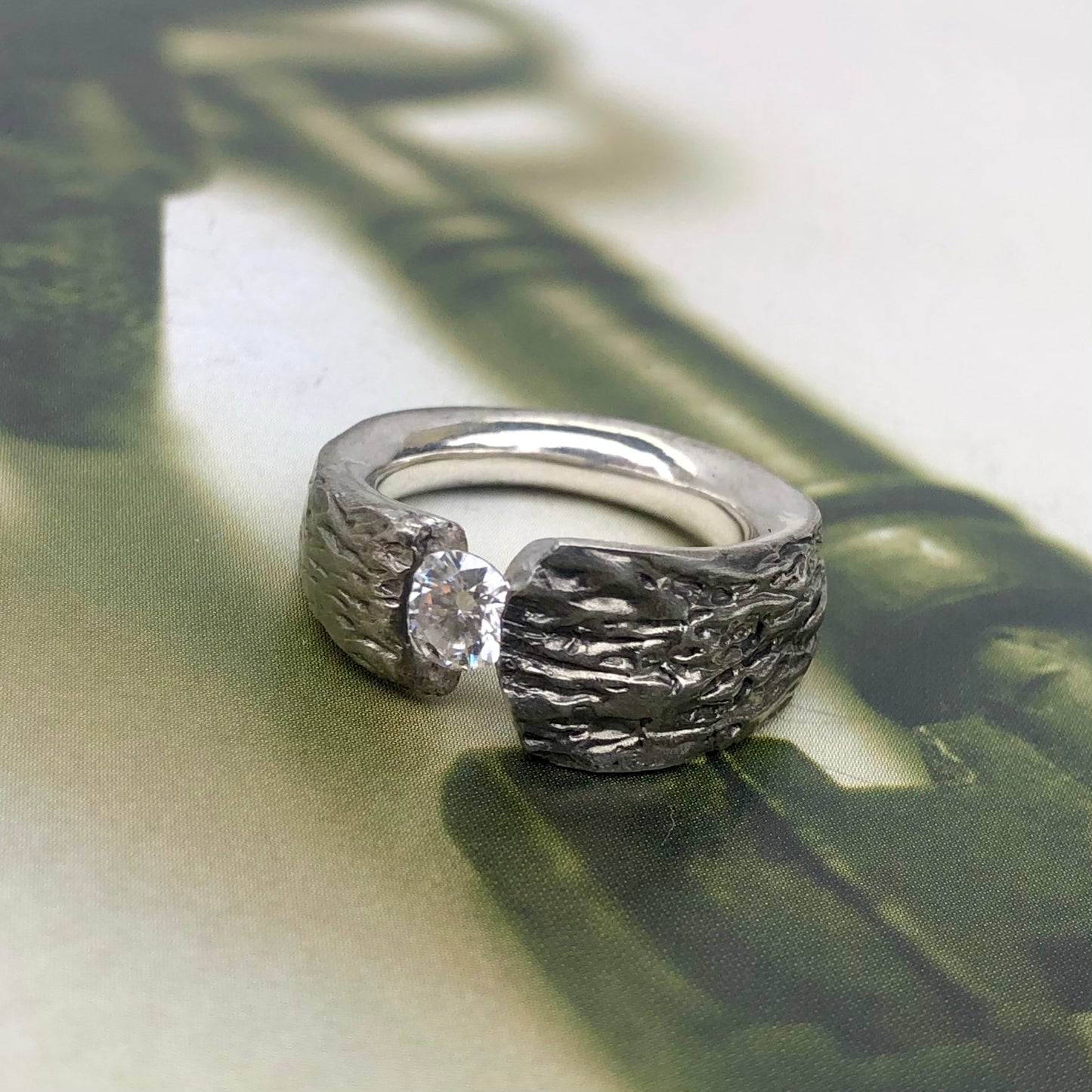 Ehering 750  mit Diamanten
