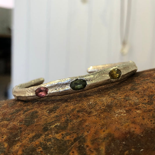 Armband silber Sepia Guss mit Turmalin & Saphir Stein in der Middel